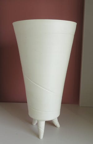 Niet of onleesbaar gesigneerd - Studio Keramische ovale driepoot vaas kopen? Bied vanaf 1!