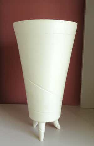 Niet of onleesbaar gesigneerd - Studio Keramische ovale driepoot vaas verkocht voor € 1!