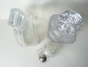 Niet of onleesbaar gesigneerd - 3 massive Glaskaraffen, eine mit Silbermontierung am oberen Rand kopen? Bied vanaf 1!