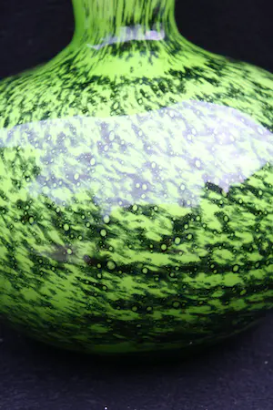 Niet of onleesbaar gesigneerd - Wonderschoon Grote Handgeblazen Melkglazen Kunsternaars Bolvaas (20e eeuw) kopen? Bied vanaf 1!