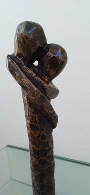 Brons (Onbekend) - gehamerd bronzen beeld, innige omhelzing kopen? Bied vanaf 35!