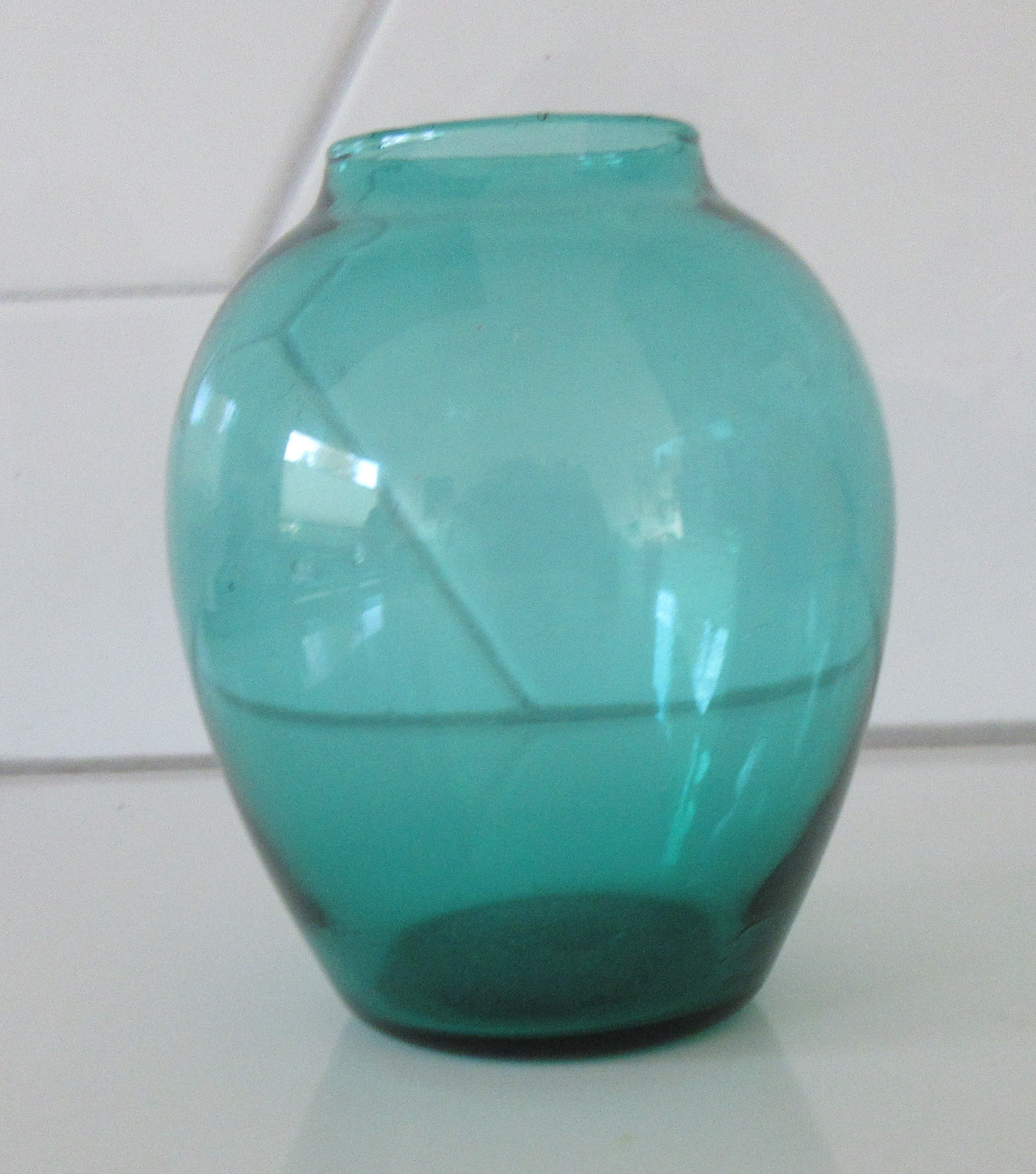 Niet of onleesbaar gesigneerd - Mooi zeegroen en amethyst kleurige glazen vaasjes kopen? Bied vanaf 1!