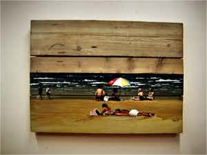 Niet of onleesbaar gesigneerd - Bijzondere op steigerhout geschilderde voorstelling "Zonnigge stranddag" gesign. verkocht voor € 10!