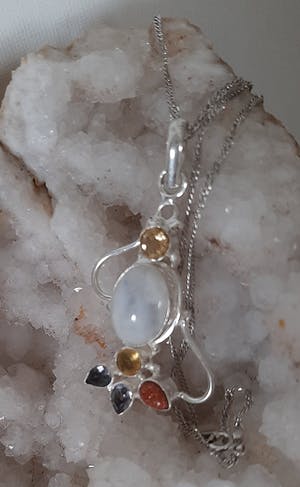 Curiosa - Zilveren ketting 925 met hanger Regenboog Maansteen kopen? Bied vanaf 40!