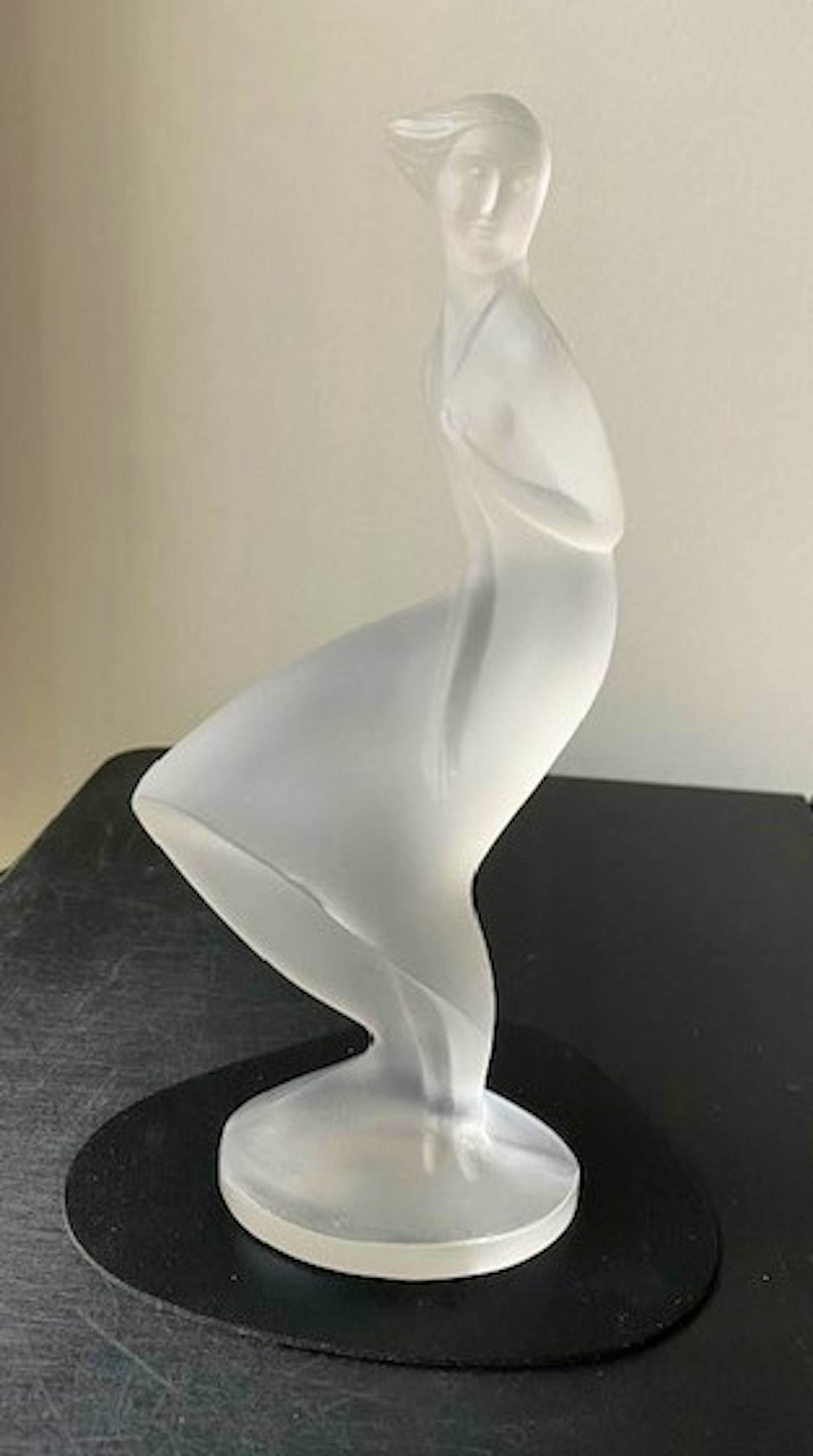 Ida Schwetz-Lehmann - Tsjechisch art deco "frosted glass" sculptuur "Meisje in de wind" kopen? Bied vanaf 100!