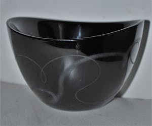 Orrefors - Zwart kristallen kom met geetst patroon - design Ingegerd Råman 2003 kopen? Bied vanaf 30!