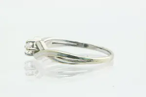 103 - 14krt witgoud & diamanten "cross-over" solitairring met  0.15crt briljant kopen? Bied vanaf 160!