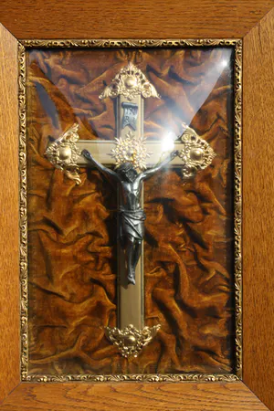 Niet of onleesbaar gesigneerd - Prachtige Bronzen Jezus aan Kruis achter Bol Glas - Fluweel, Brons, Glas kopen? Bied vanaf 1!