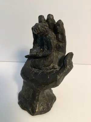 Astrid Veldhuyzen-Koppen - Sculptuur “ Lezend meisje in palm van een hand “ kopen? Bied vanaf 39!