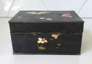 Niet of onleesbaar gesigneerd - Art nouveau Orientaals gedecoreerd zwart gelakt Blikken doosje verkocht voor € 10!