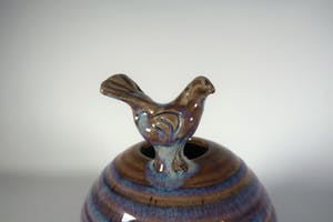 Niet of onleesbaar gesigneerd - Aardewerk, Pot met vogel kopen? Bied vanaf 1!