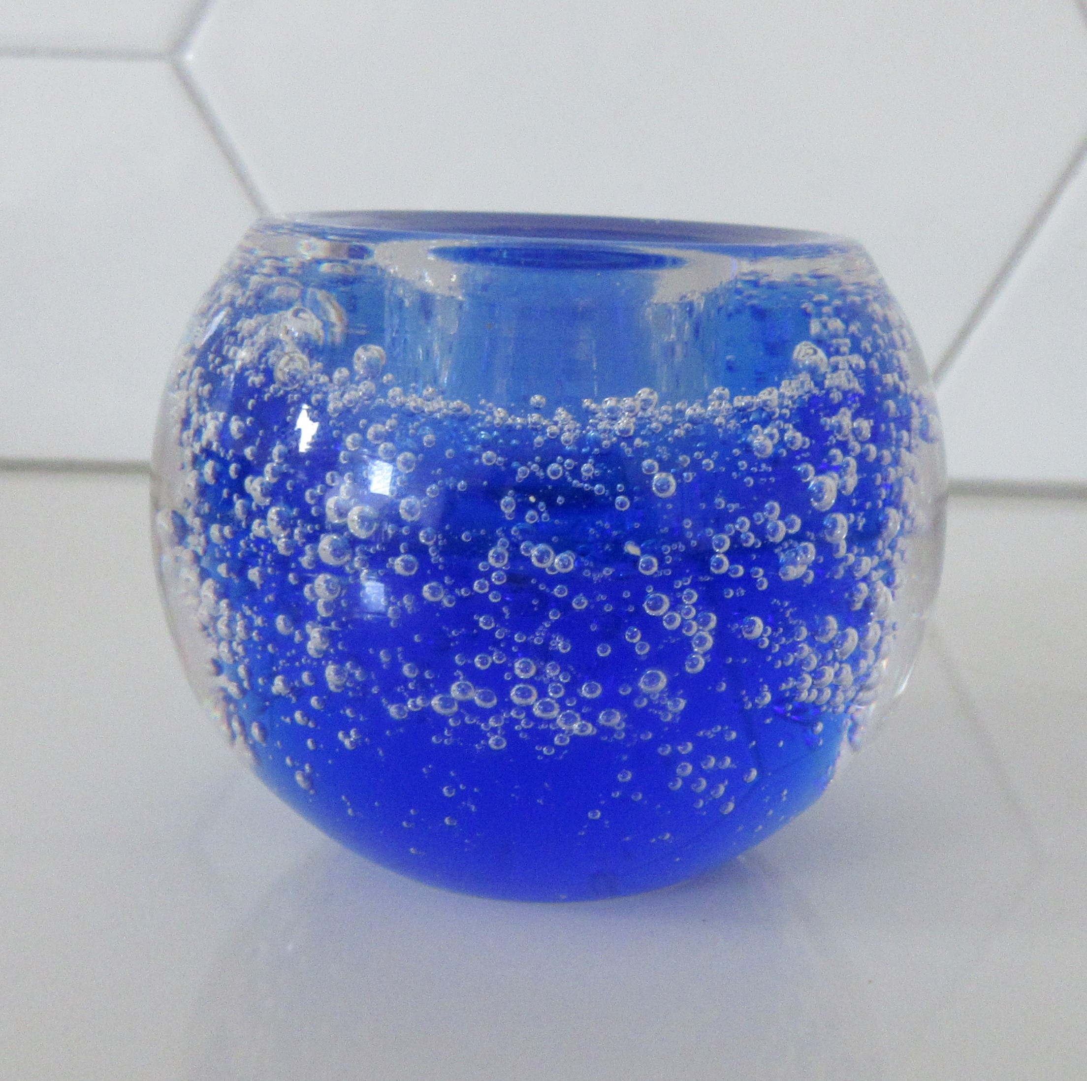 Niet of onleesbaar gesigneerd - Zware dubbelwandige blanke en blauw glazen kandelaar met bellen kopen? Bied vanaf 1!