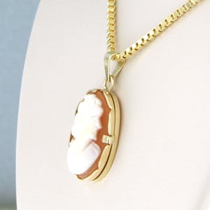 14k geel gouden collier met een gouden camee hanger - 50 cm lang kopen? Bied vanaf 280!