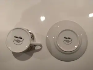 Keith Haring - Servies: 2 platte borden, 2 koffiekopjes en 1 espressokopje kopen? Bied vanaf 90!