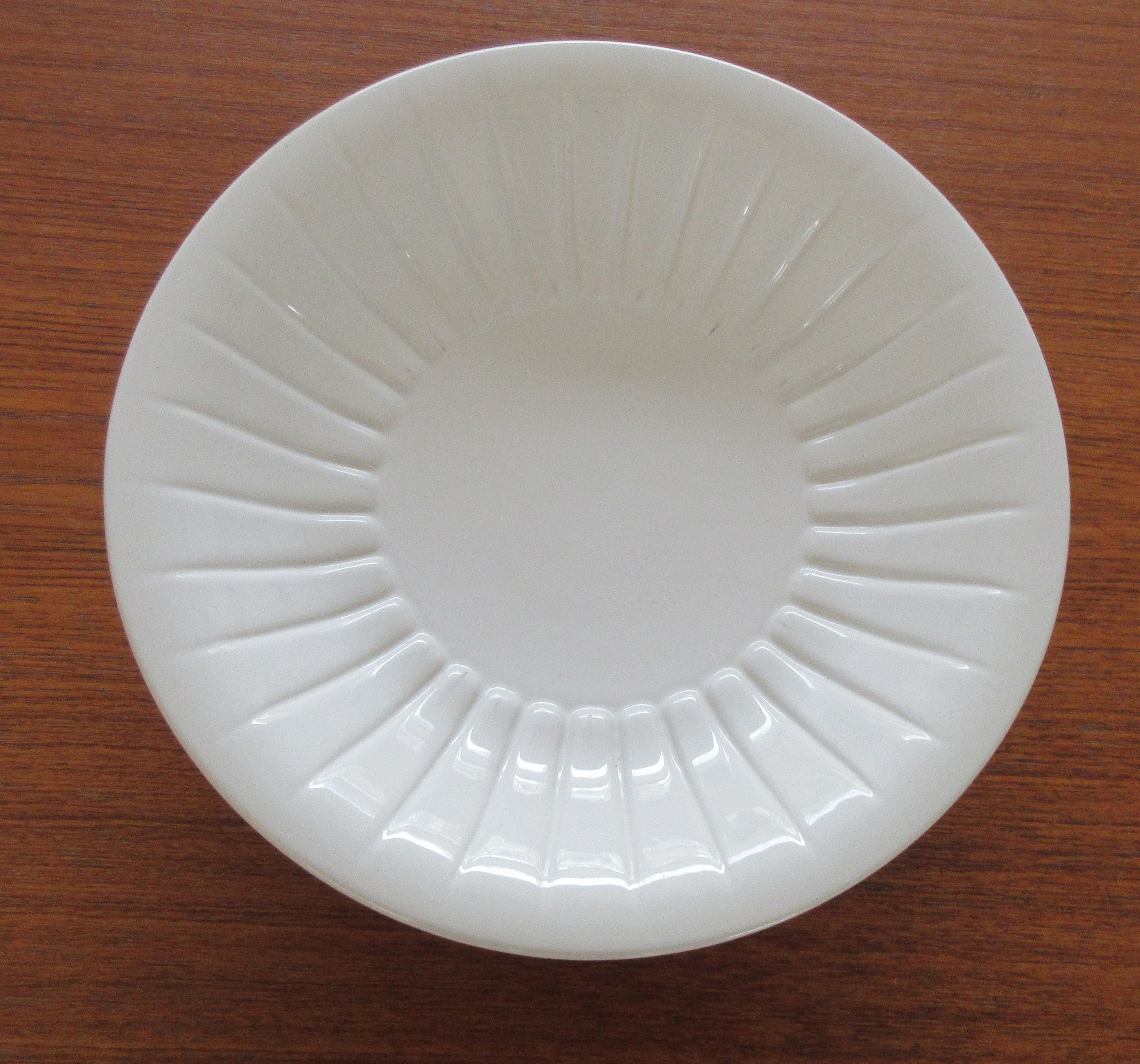 Kunstaardewerkfabriek Regina - Wit platelen gelobte fruitschaal kopen? Bied vanaf 20!