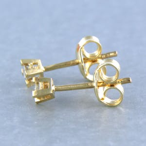 18k gouden solitair oorknoppen bezet met briljant geslepen diamant tot. 0,12ct. kopen? Bied vanaf 1!