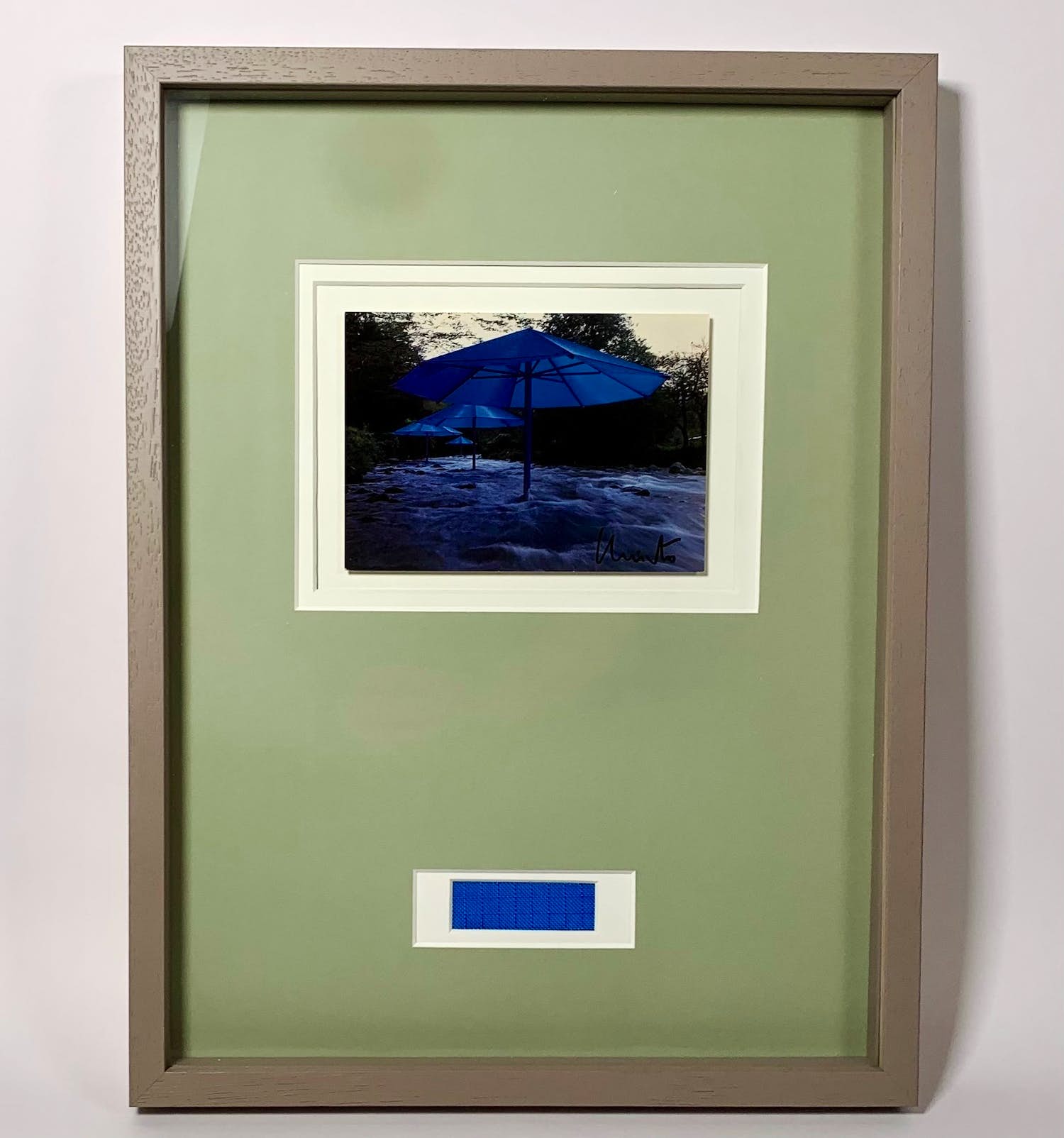 Christo - The Umbrellas, Japan - USA, 1984-91 verkocht voor € 295!