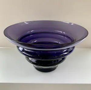 Siem van der Marel - Getrapte paars kristallen kom met massieve kristallen bodem kopen? Bied vanaf 75!