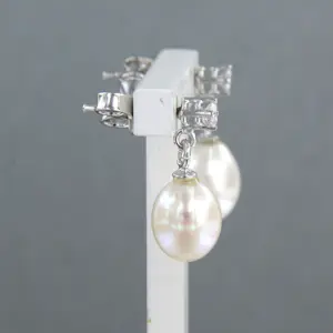 18k wit gouden oorhangers met parel en briljant geslepen diamant tot.0.40ct kopen? Bied vanaf 450!
