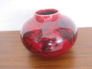 Niet of onleesbaar gesigneerd - Rood Japans onder glazuur potje verkocht voor € 10!