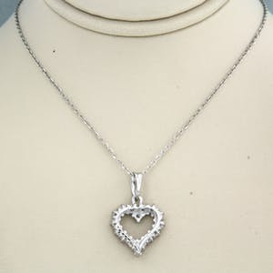 18K Goud - witgouden collier met een hanger bezet met briljant geslepen diamant 0.30 ct. kopen? Bied vanaf 340!
