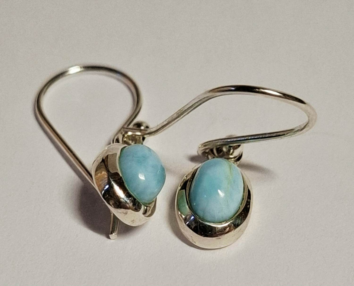 Acheternieuw fijne zilveren oorbellen, elk ingelegd met een mooie geslepen larimar? Enchérissez de 30!