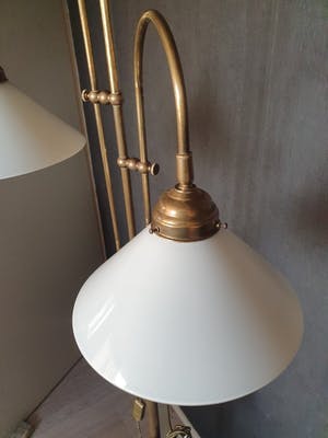 Curiosa - Dubbele koperen vloerlamp met melkglazen kappen, Art Deco stijl kopen? Bied vanaf 150!
