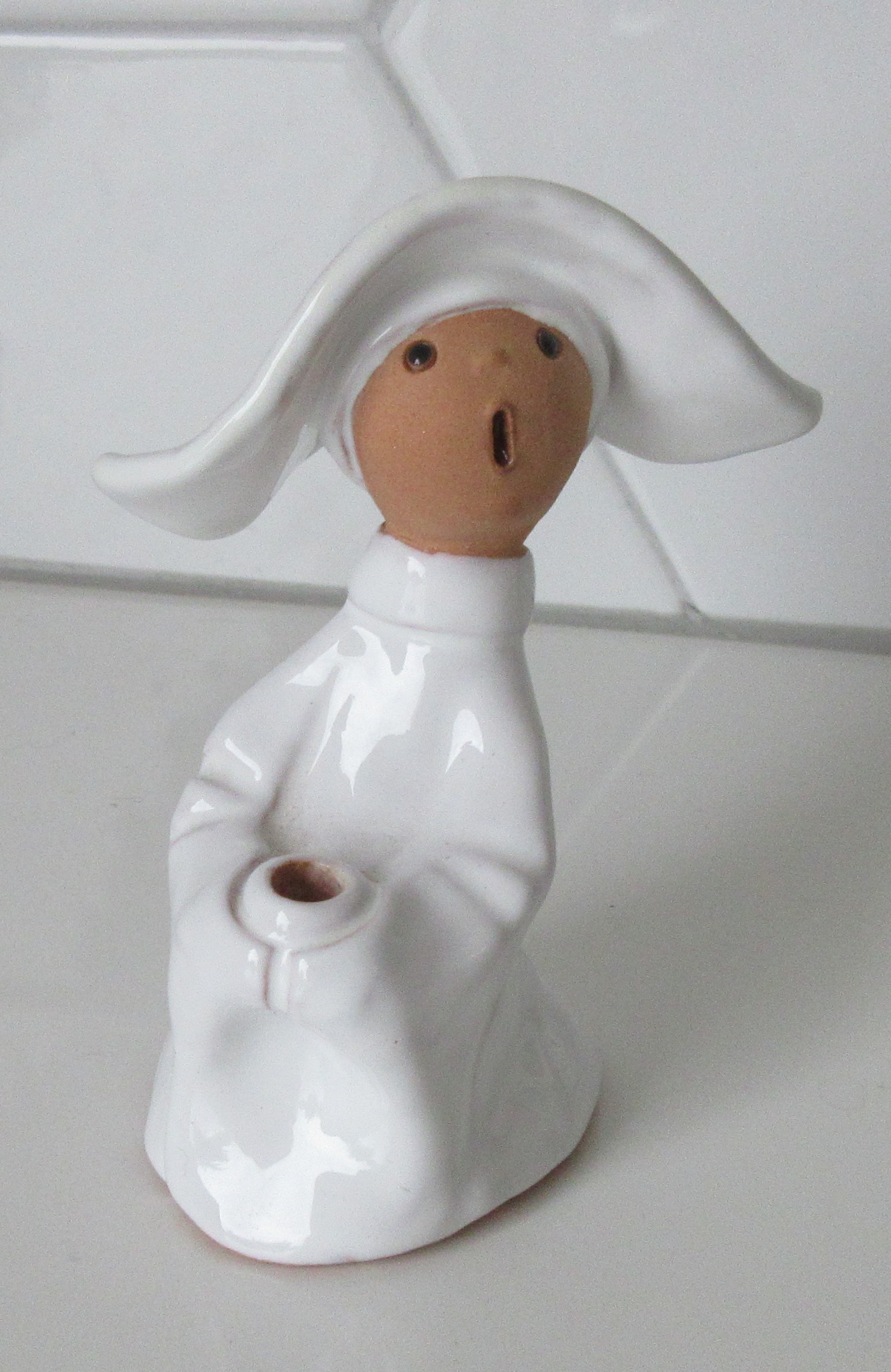 Niet of onleesbaar gesigneerd - Wit geglazuurd aardewerk plastiekje van een nonnetje kopen? Bied vanaf 1!