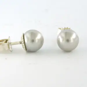 Zilveren oorknoppen bezet met een licht grijze parel – 1.8 gram kopen? Bied vanaf 10!