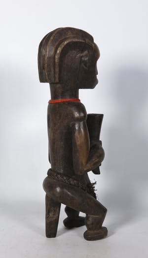 Fang - Hout, Zittend figuur met rode ketting en hoorn des overvloeds kopen? Bied vanaf 1!