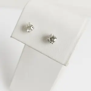 Diamanten oorknopjes 0,86 ct kopen? Bied vanaf 825!