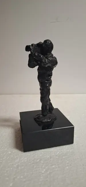 Frank Rosen - Dit is een bronzen beeldje van Frank Rosen een man met een camera kopen? Bied vanaf 75!
