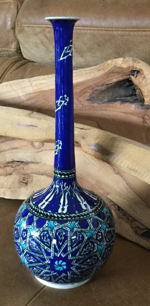 Niet of onleesbaar gesigneerd - Iznik Vaas in intens blauwe kleurstelling, geometrisch motief kopen? Bied vanaf 10!