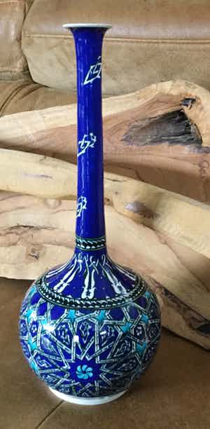 Niet of onleesbaar gesigneerd - Iznik Vaas in intens blauwe kleurstelling, geometrisch motief verkocht voor € 10!