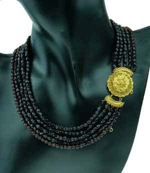 5-strengs granaten antieke ketting met 14k gouden slot verkocht voor € 399!