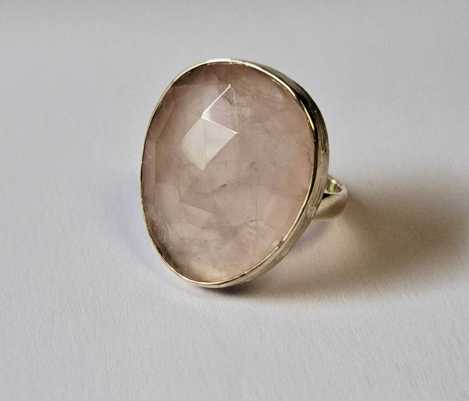 AcheterNieuwe Mooie zilveren ring gezet met facetgeslepen Rozenkwarts.? Enchérissez de 60!