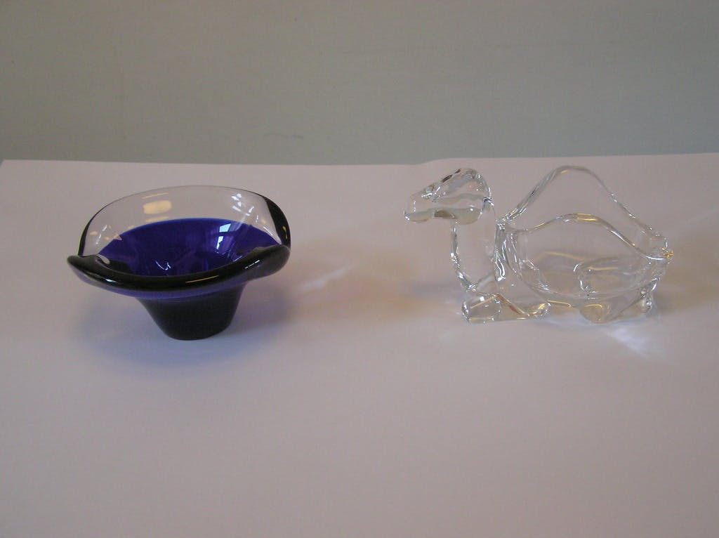 Niet of onleesbaar gesigneerd - Lot Bayel Cristal asbak en ART Vannes asbak verkocht voor € 1!