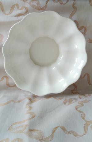 Porceleyne Fles - Prachtige "geplooide" , crème kleurige schaal in uitstekende conditie kopen? Bied vanaf 49!