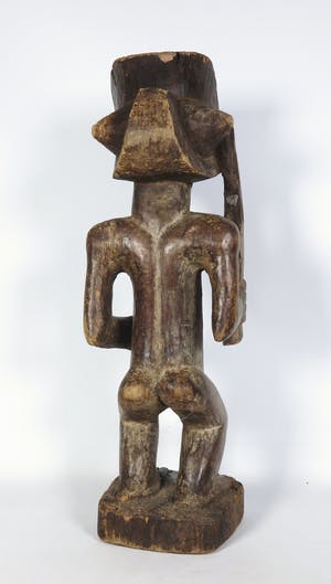 Chokwe - Houten krijgerbeeld met geweer en koninklijk kapsel kopen? Bied vanaf 1!