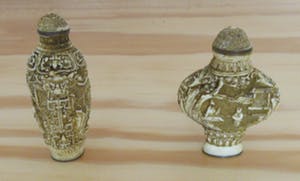 Niet of onleesbaar gesigneerd - Twee Cinnabar handgesneden Chinese Snuifflacons kopen? Bied vanaf 10!