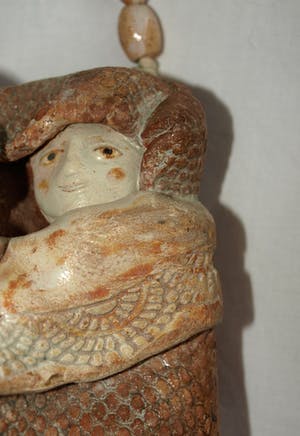 Heidi Daamen - Beeldje van keramiek , “2 Mensjes in een draagzak“ - gesigneerd - 1970 kopen? Bied vanaf 1!