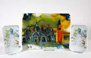 Royal Limoges - Naar Salvador Dalí, Porseleinen plaquette "Place Saint Marc a Venise" + 2 asbakjes verkocht voor € 50!