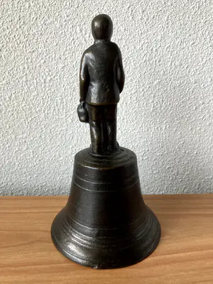 Brons (Onbekend) - Zware massief bronzen tafelbel met beeld van de Kruikenzeiker er op. kopen? Bied vanaf 65!