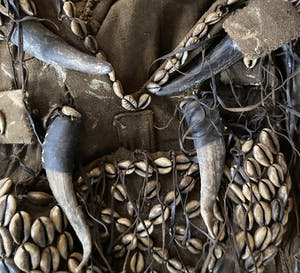 Dogon - Afrikaans, kledingstuk met schelpen en hoorns. kopen? Bied vanaf 75!