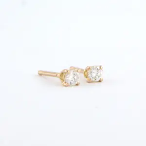 18k rosé gouden solitair oorknoppen bezet met briljant geslepen diamant kopen? Bied vanaf 290!