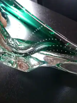 Niet of onleesbaar gesigneerd - Glazen Triangle met glasbelletjes. verkocht voor € 1!