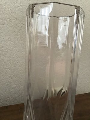 Niet of onleesbaar gesigneerd - 2 zware kristallen design vazen kopen? Bied vanaf 1!