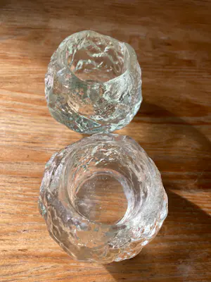Kosta Boda - Twee theelichthouders "Snowball" door Ann Warff kopen? Bied vanaf 28!