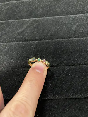 Geelgouden ring met robijn, saffier en smaragd kopen? Bied vanaf 80!