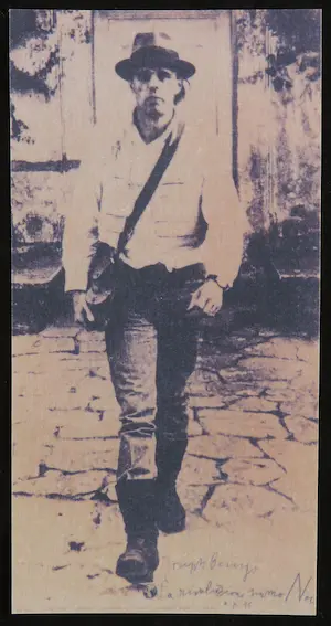 Joseph Beuys - Tentoonstellingscatalogus met postkaarten en zeefdruk op vilt, Beuys yn Fryslân kopen? Bied vanaf 60!